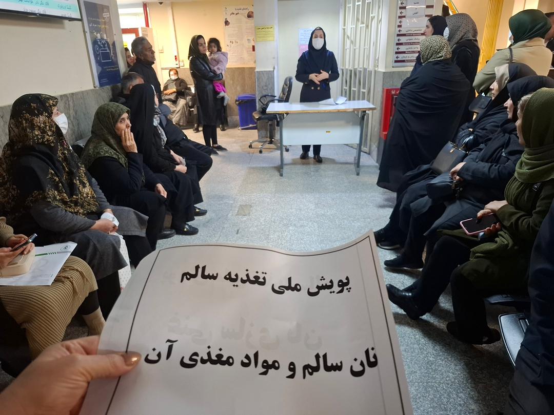 برپایی غرفه اطلاع‌رسانی تغذیه سالم در بیمارستان ۱۲ بهمن